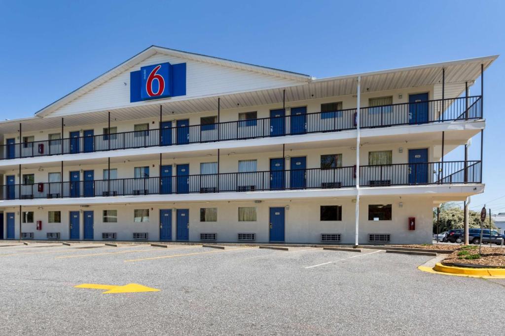 Motel 6-Greenville SC Main image 1